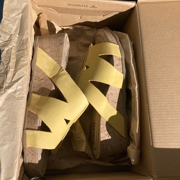 NWB. Beautiful soft luxurious Comfort EARTH 3” wedge open toe slides-brand new - Picture 7 of 8